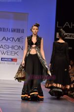 Model walks the ramp for Archana Kochhar Show at Lakme Fashion Week 2011 Day 1 in Grand Hyatt, Mumbai on 17th Aug 2011 (171).JPG